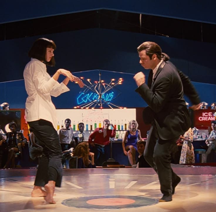 Cena de Pulp Fiction: casal dança descalço num concurso de twist.